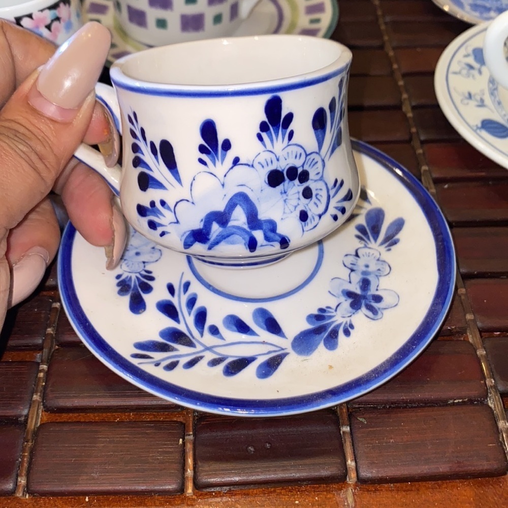 Set of 8 small teacups and saucers - Picture 5 of 11
